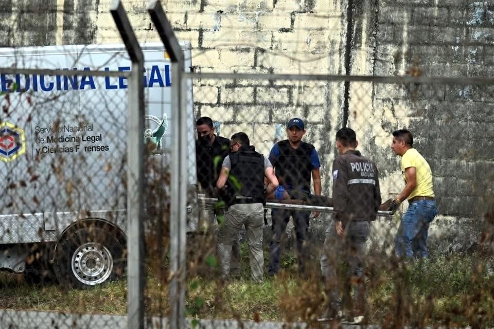 Personal forense retira un cuerpo de la Penitenciaría en Guayaquil.