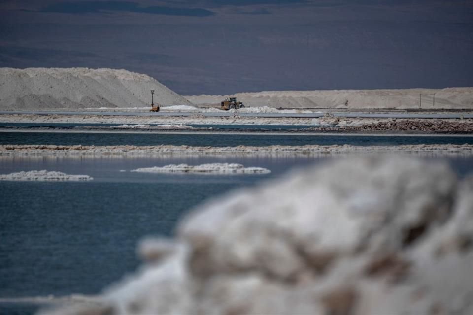 En abril de 2022 se estableció en la Ley Minera que la exploración, explotación y aprovechamiento del litio se reserva exclusivamente al Gobierno.