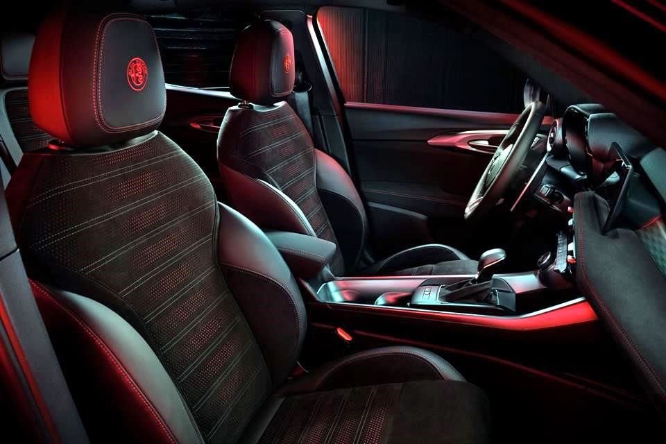 Cuenta con equipo de sonido Harman Kardon con 14 bocinas.
