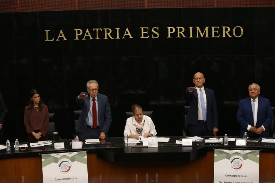 Mientras autoridades sanitarias aseguraron en el Senado que el presupuesto para salud ha aumentado, legisladores argumentaron lo contrario.