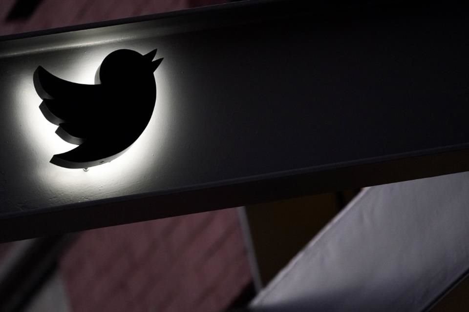 En la madrugada del jueves para viernes, Twitter comenzó a bloquear las cuentas de trabajo de los empleados que recortó.
