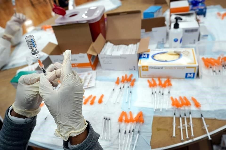Sudáfrica e India han instado a los miembros de la OMC a eximir las patentes de vacunas para elevar la producción.