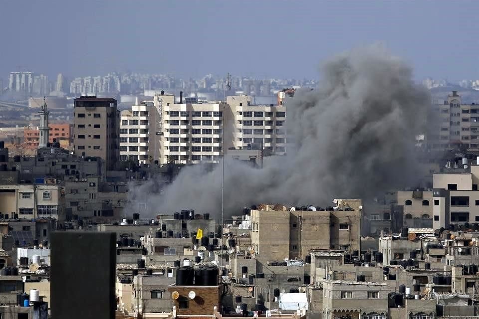 Humo se levanta en Gaza este jueves, antes de la entrada en vigor del cese al fuego.