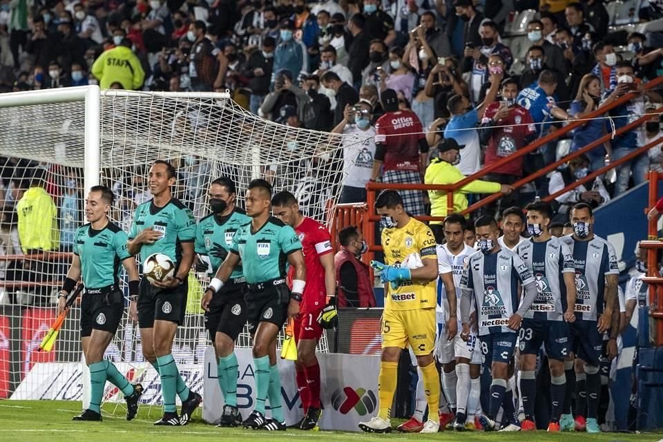 El sobrecupo en las gradas del Hidalgo se pudo ver desde un inicio.