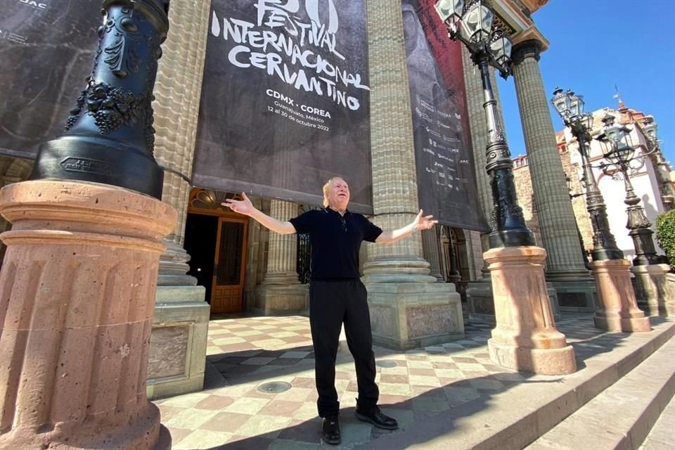 El director de orquesta Enrique Arturo Diemecke extiende los brazos al Teatro Juárez, recinto de sus recuerdos y triunfos profesionales.
