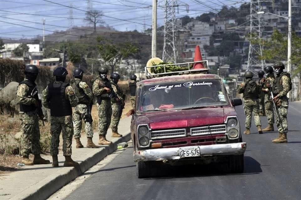 Infantes de marina inspeccionan un automóvil durante una operación de seguridad fuera de la Penitenciaría de Litoral en medio de días de enfrentamientos mortales dentro de la prisión.