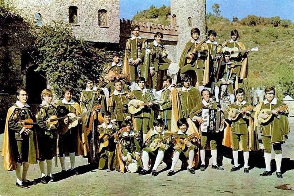 Con la Estudiantina de Oro, Pablo y Enrique Arturo Diemecke (los últimos dos a la izquierda) recorrían las calles de Guanajuato llevando serenatas.