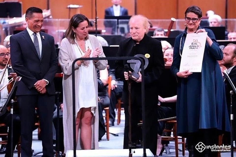 El director de orquesta Enrique Arturo Diemecke recibió la Presea Cervantina por su trayectoria en la pasada edición de oro del Festival Internacional Cervantino.