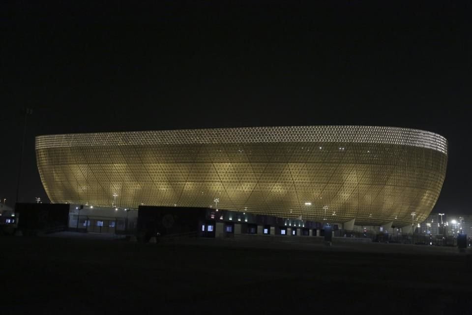 Con su fachada dorada y capacidad para 80 mil espectadores, el deslumbrante Estadio Lusail será sede de 10 partidos, incluida la Final.