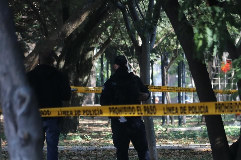 Un cadáver emplayado y con un mensaje clavado con un cuchillo, fue localizado en el interior del Parque de las Estrellas, en Guadalajara.