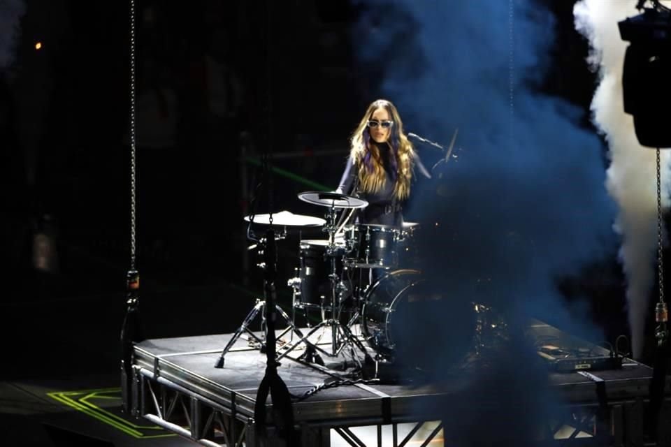 La cantante bajó al escenario tocando una batería.