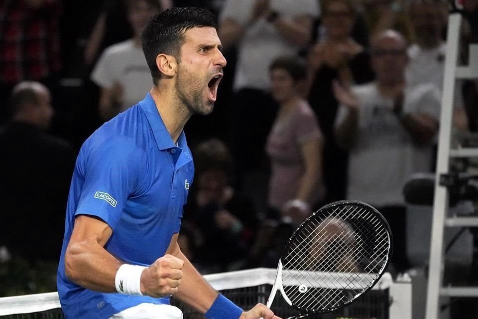 El festejo de Novak Djokovic tras conseguir el punto para partido ante Stefanos Tsitsipas.