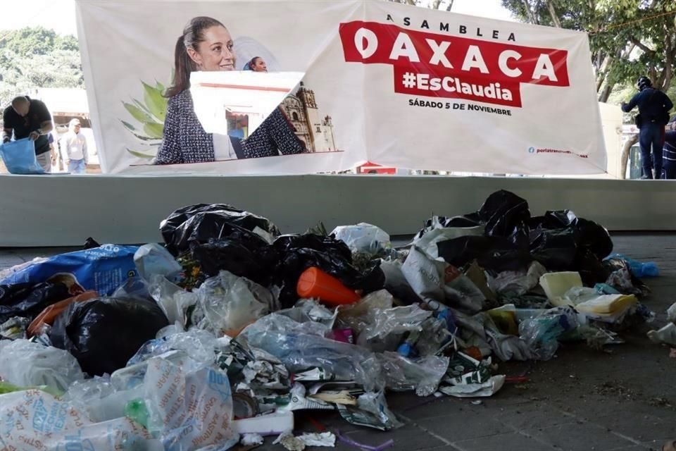 Los empleados arribaron con bolsas de basura y las dejaron en el evento