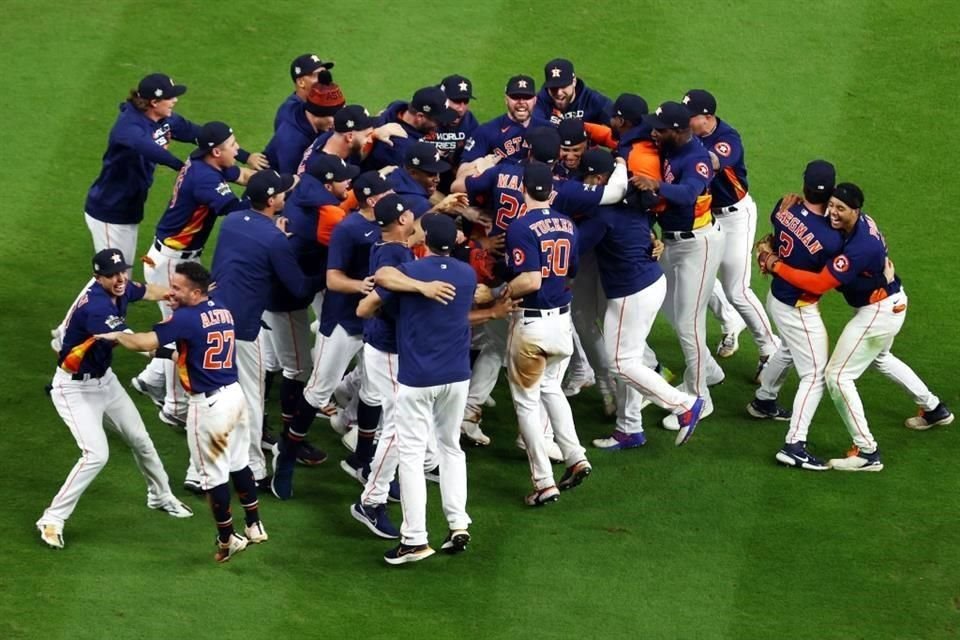 Observa los festejos de los Astros tras coronarse en la Serie Mundial en seis juegos y luego de vencer 4-1 a los Phillies.