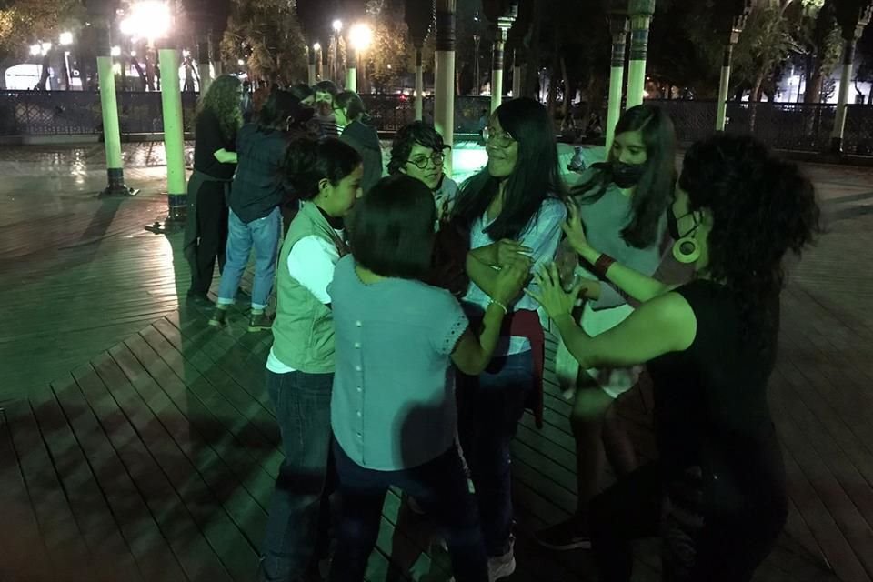 Mujeres salen a caminar acompañadas en la Colonia Santa María la Ribera.