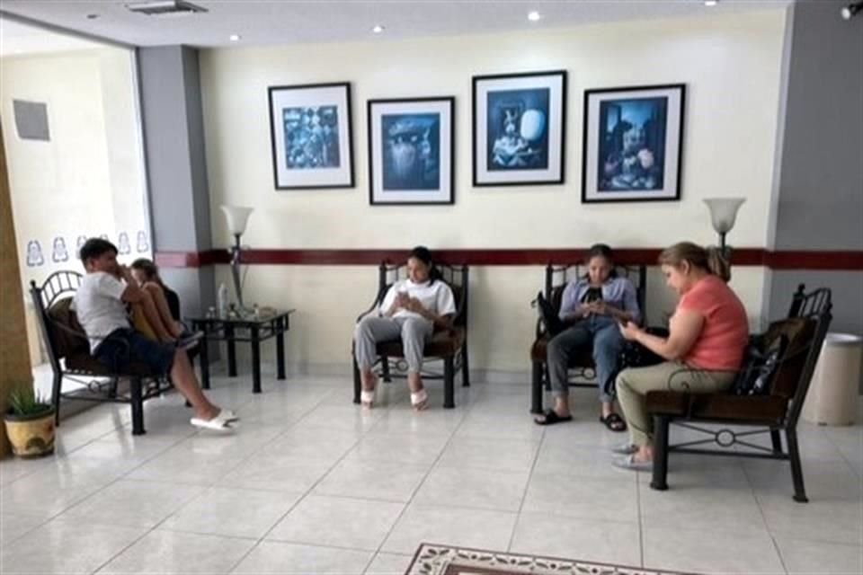 A diferencia de otros migrantes, los rusos en Reynosa se quedan en hoteles y siempre se les ve con celular, cuyas apps de traducción les ayudan a comunicarse.