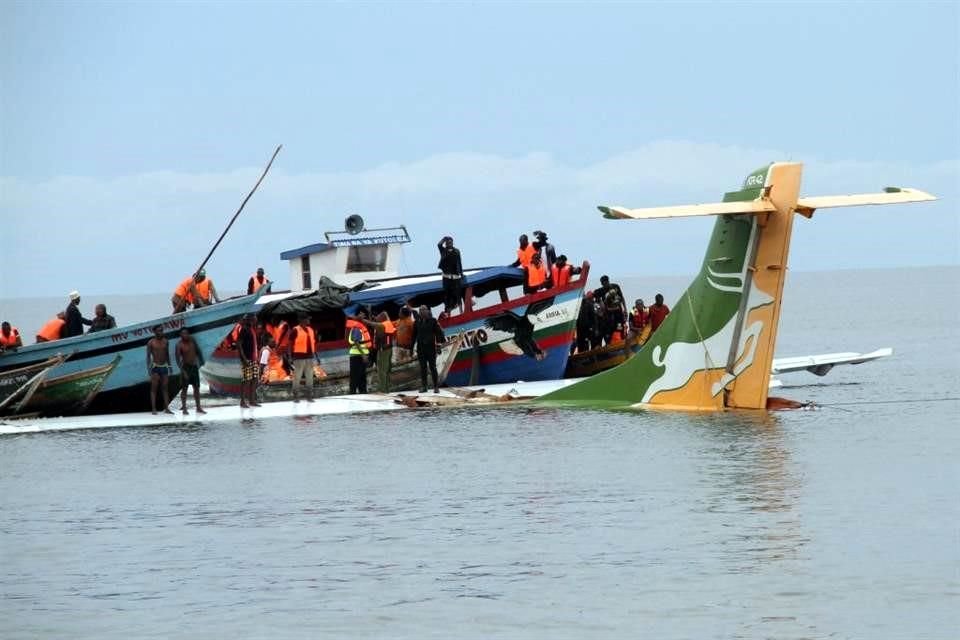 Rescatistas buscan sobrevivientes después de que el avión de Precision Air cayera sobre el Lago Victoria.