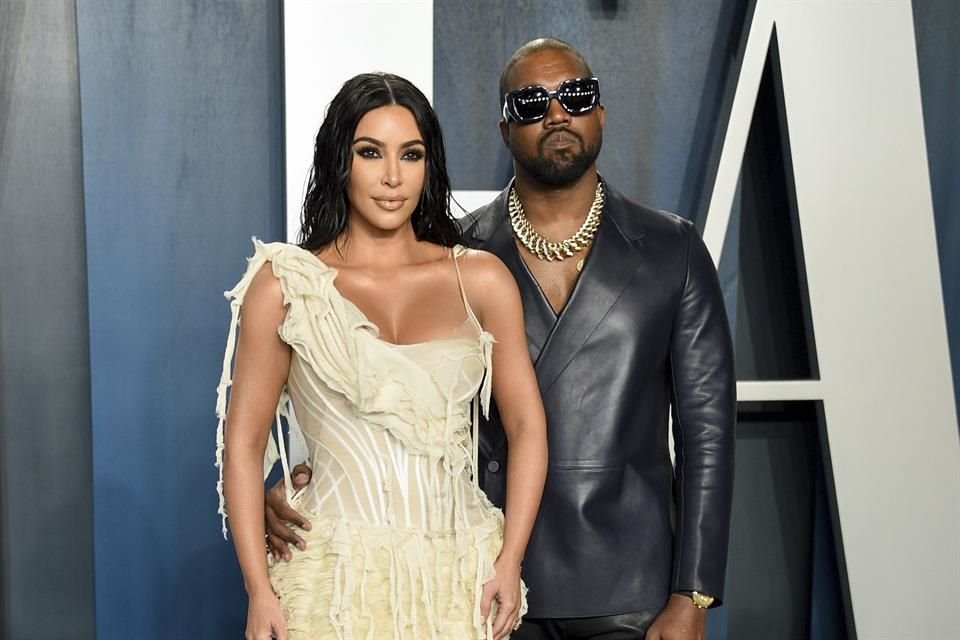 La socialité Kim Kardashian y el rapero Kanye West fueron vistos mientras hablaban en un partido de futbol americano.
