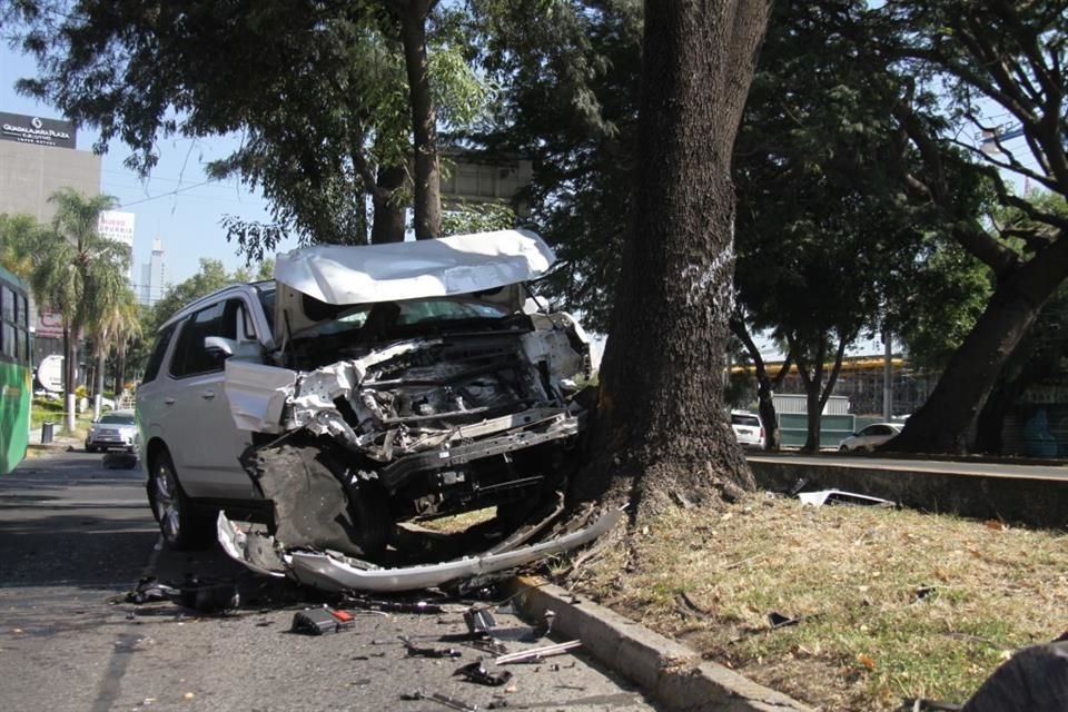 Una camioneta se estrelló contra varios automóviles por la Colonia Ciudad del Sol y posteriormente se impactó contra un árbol.