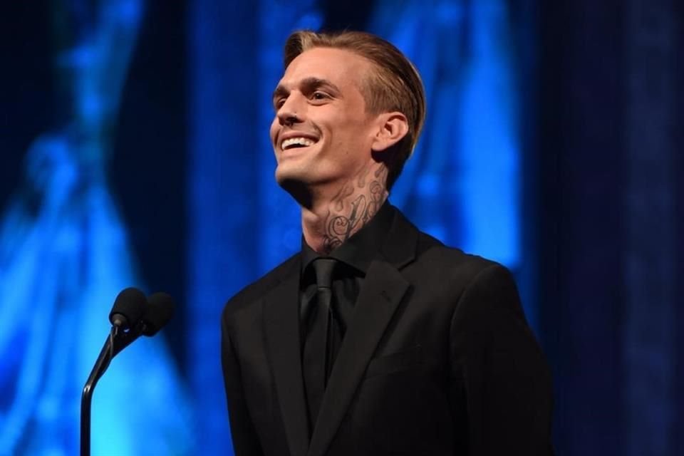 Una empleada doméstica fue quien encontró a Aaron Carter sin vida en una tina de su casa; policías investigan posible consumo de drogas.