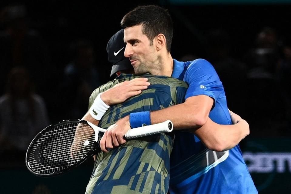 Al final, Holger Rune recibió un abrazo de Novak Djokovic, quien lo felicitó por su gran logro.