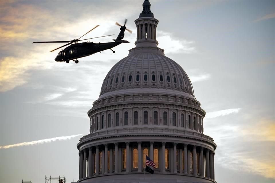 Helicópteros militares pasan cerca del Capitolio de EU durante un ejercicio de evacuación reciente.