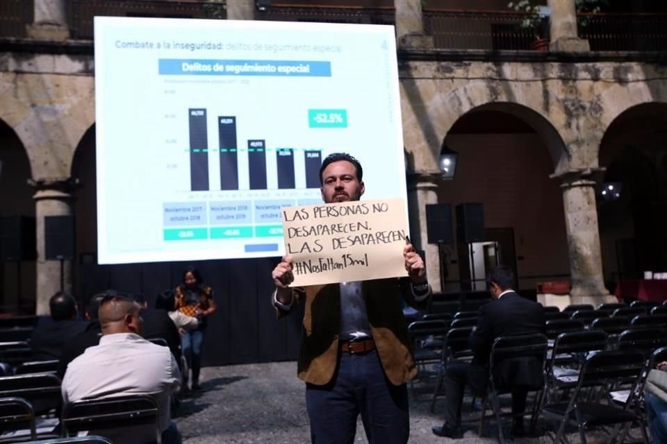 Algunos de los asistentes llevaron mensajes de protesta.