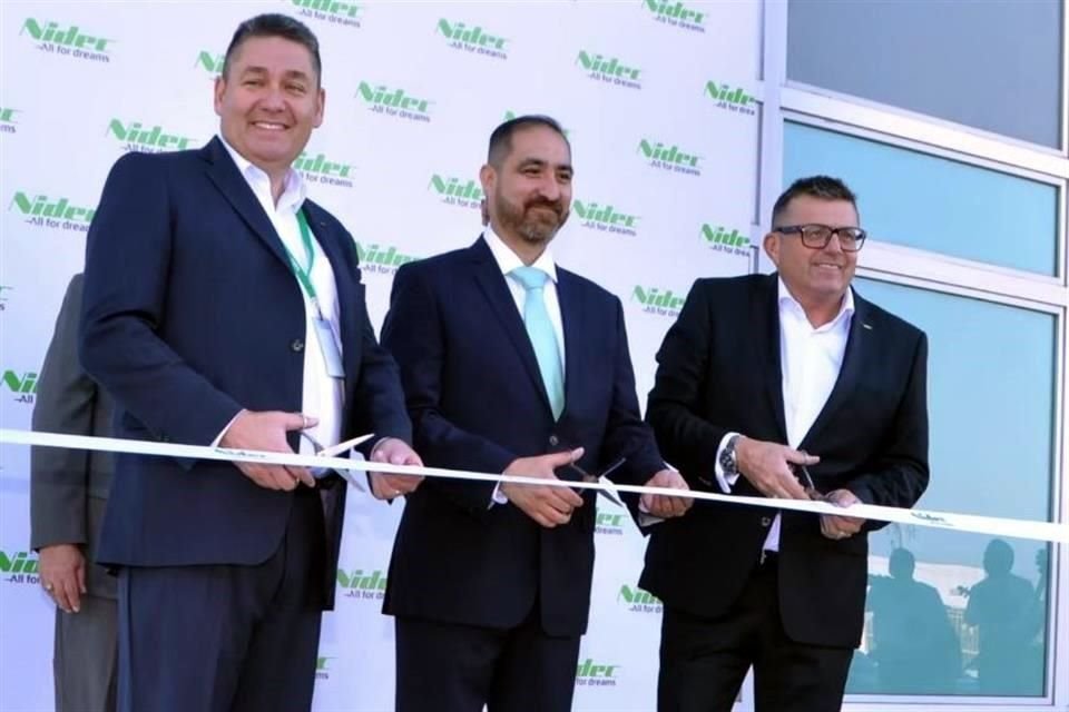 Gerardo Peña (al centro), director de Nidec, con directivos globales de la compañía, que invirtió 18.6 millones de dólares en Apodaca.