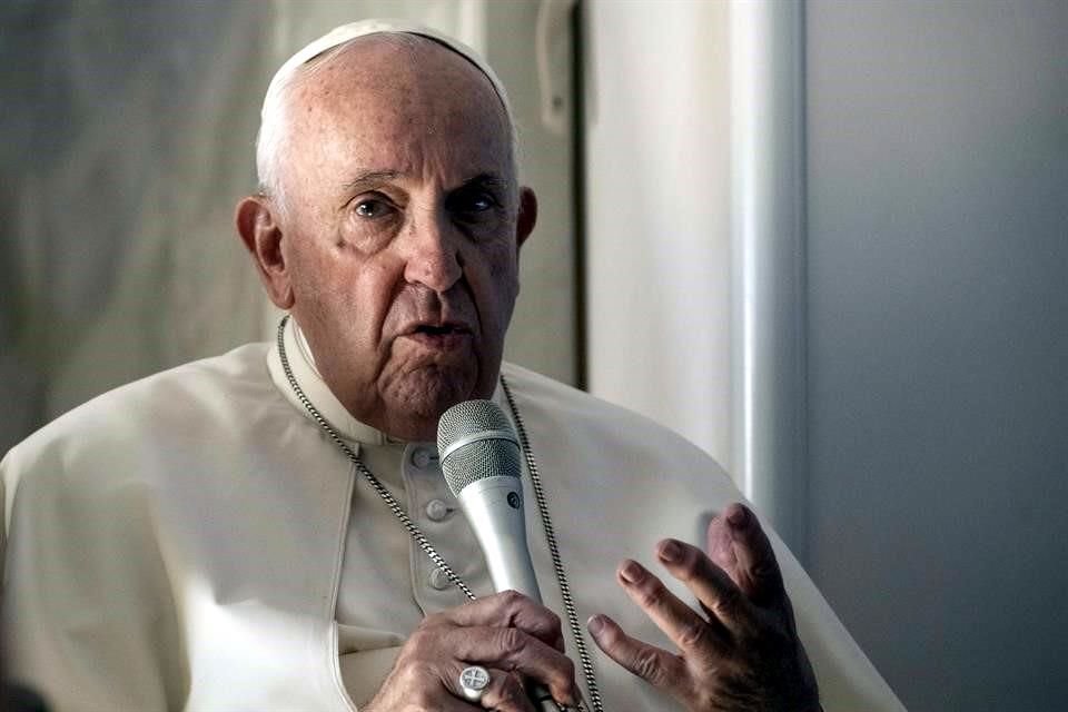 El Papa Francisco responde a preguntas de los periodistas en el abión papal.