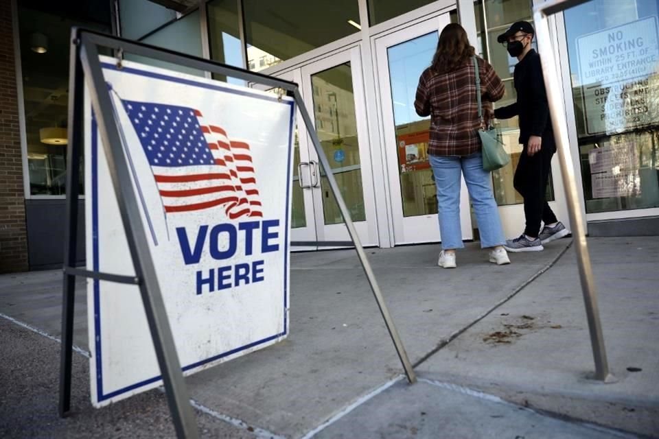 Votantes llegan a una casilla en Wisconsin para sufragar de manera anticipada.