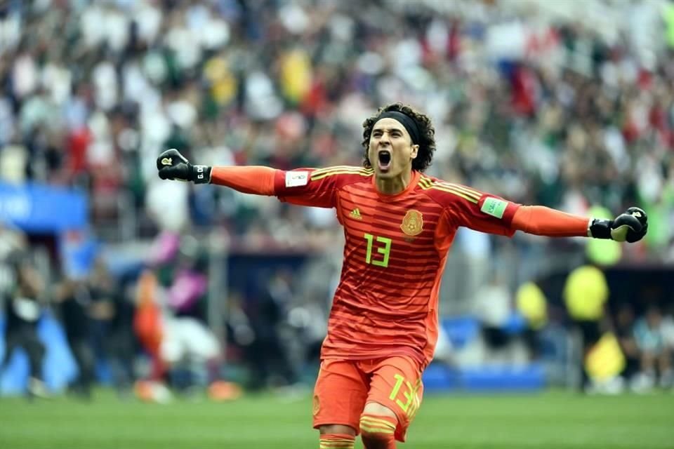 Guillermo Ochoa festejando el gol de Hirving Lozano a Alemania en Rusia 2018.