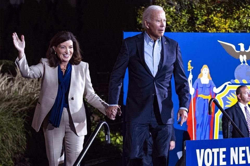 El Presidente Joe Biden con la Gobernadora de Nueva York Kathy Hochul en un mitin este domingo.