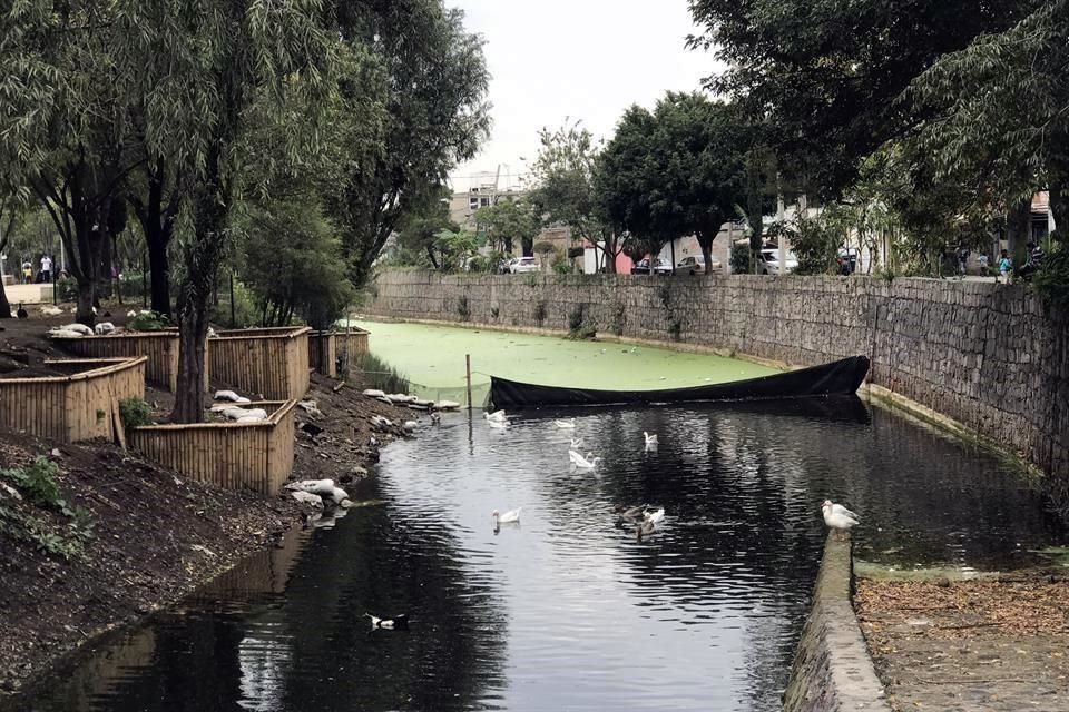 El espacio público fue recuperado y ofrece andadores peatonales con jardines junto al canal de aguas, en un trayecto de 8 kilómetros. 