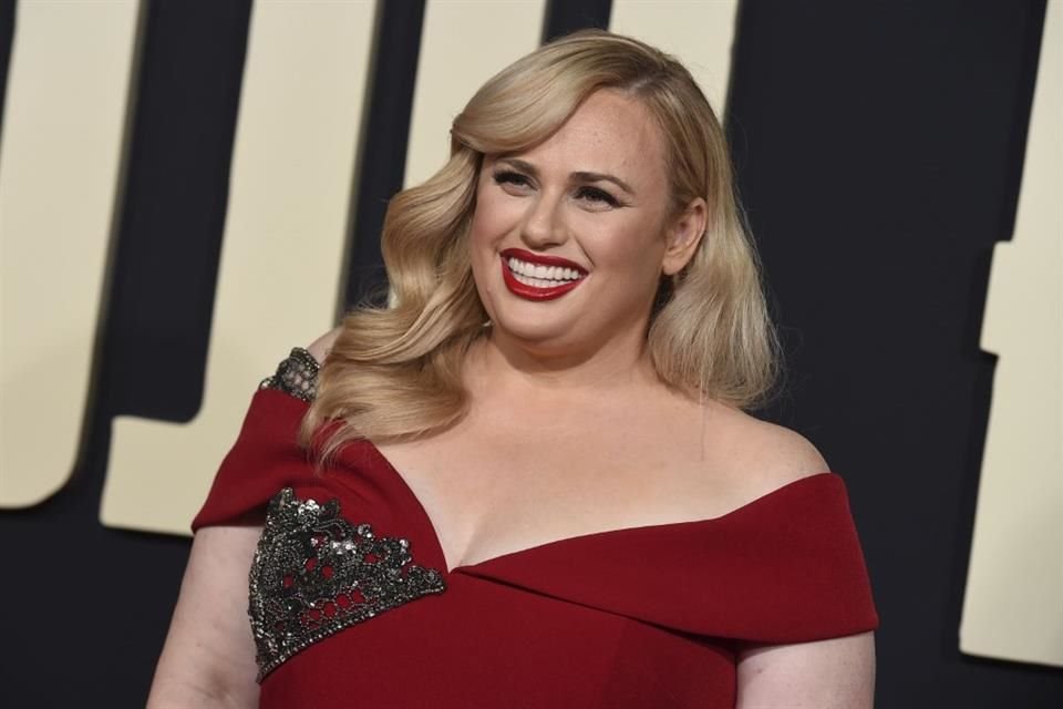 La actriz Rebel Wilson se convirtió en mamá tras el nacimiento de su bebé por medio de una gestación subrogada.