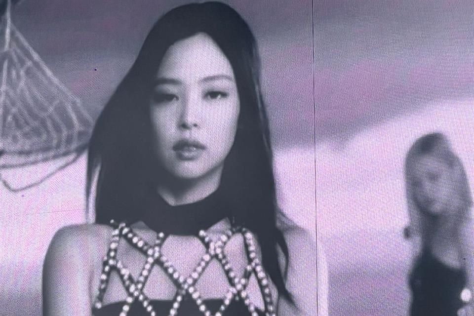 Jennie, integrante Blackpink, utilizó una pieza del diseñador mexicano Iván Ávalos para el video visual de la gira 'Born Pink World Tour'.