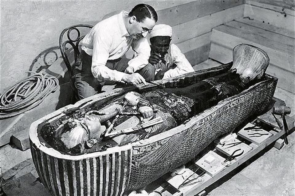 En la imagen, el británico Howard Carter, junto a un egipcio anónimo, inspeccionando el sarcófado de Tutankamón, hace un siglo.