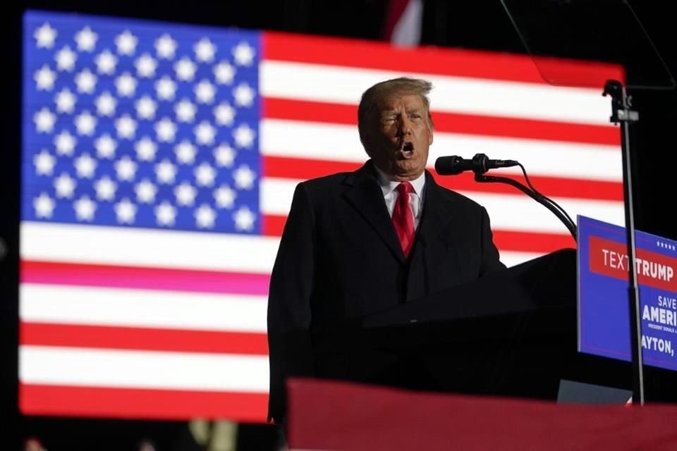 El expresidente Donald Trump durante un acto de campaña en favor del candidato a senador por Ohio.