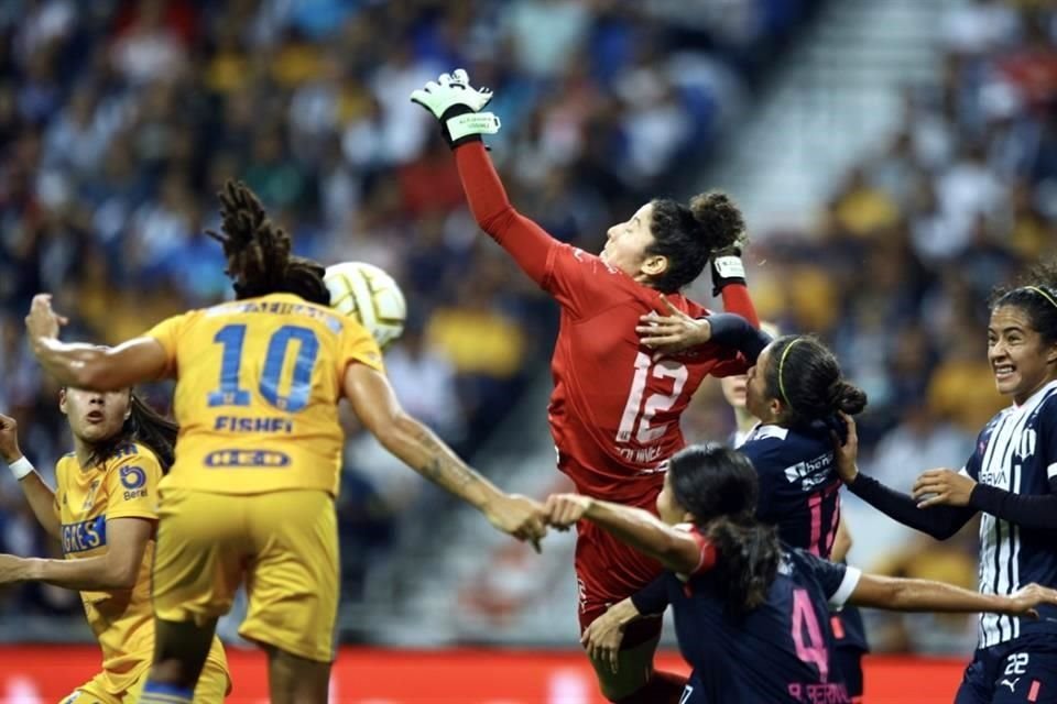 Así se 'pasó' Alejandría Godínez para el gol del empate de Tigres Femenil.