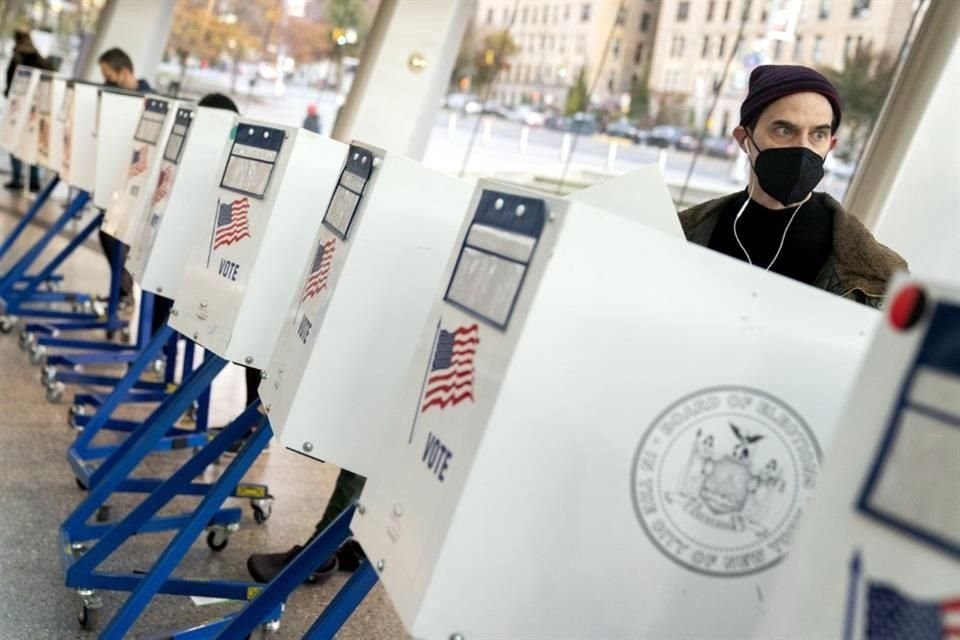 Votantes en Nueva York acuden este martes a participar en las elecciones intermedias de EU.