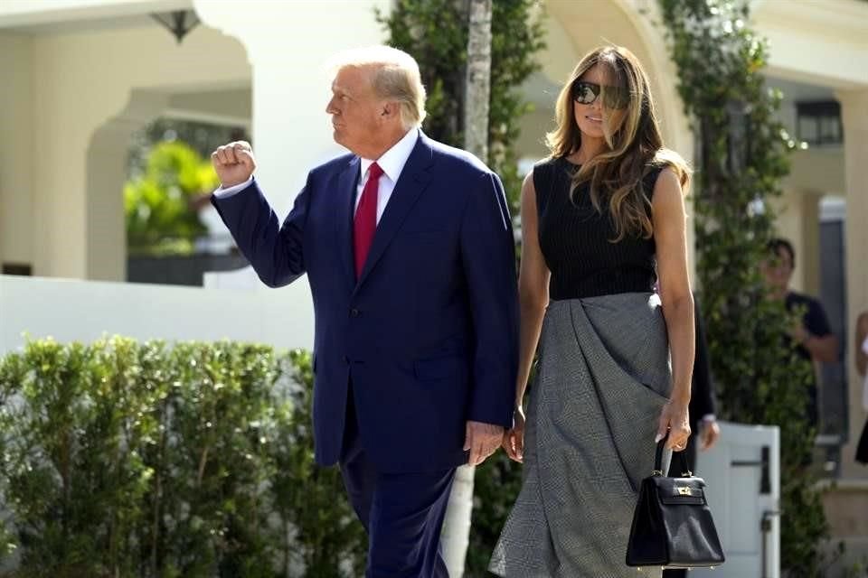 El ex Presidente Donald Trump y su esposa Melania Trump después de votar en Palm Beach, Florida.