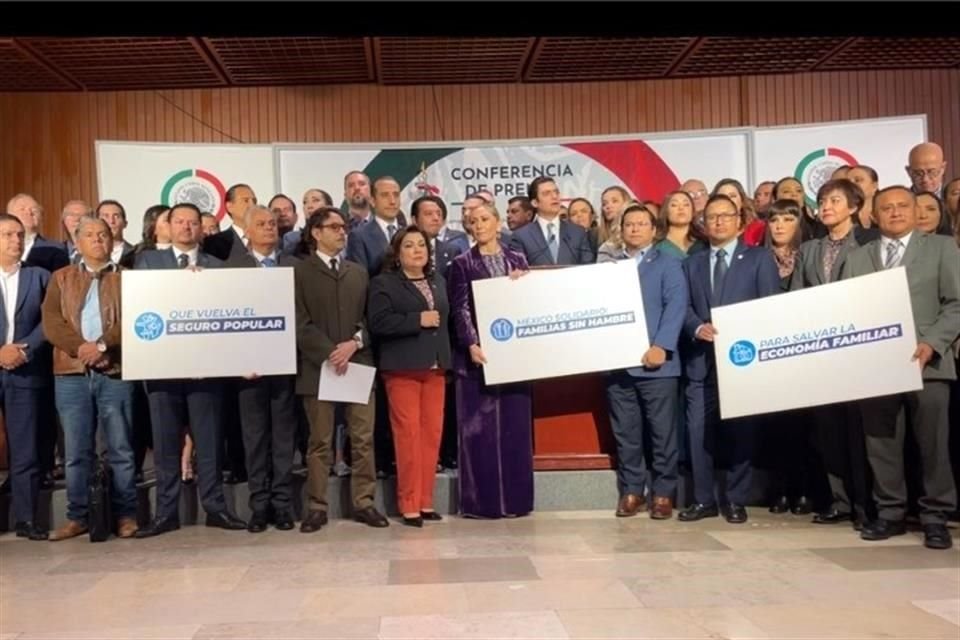 El coordinador Romero e integrantes de la bancada del PAN en conferencia en la Cámara de Diputados.