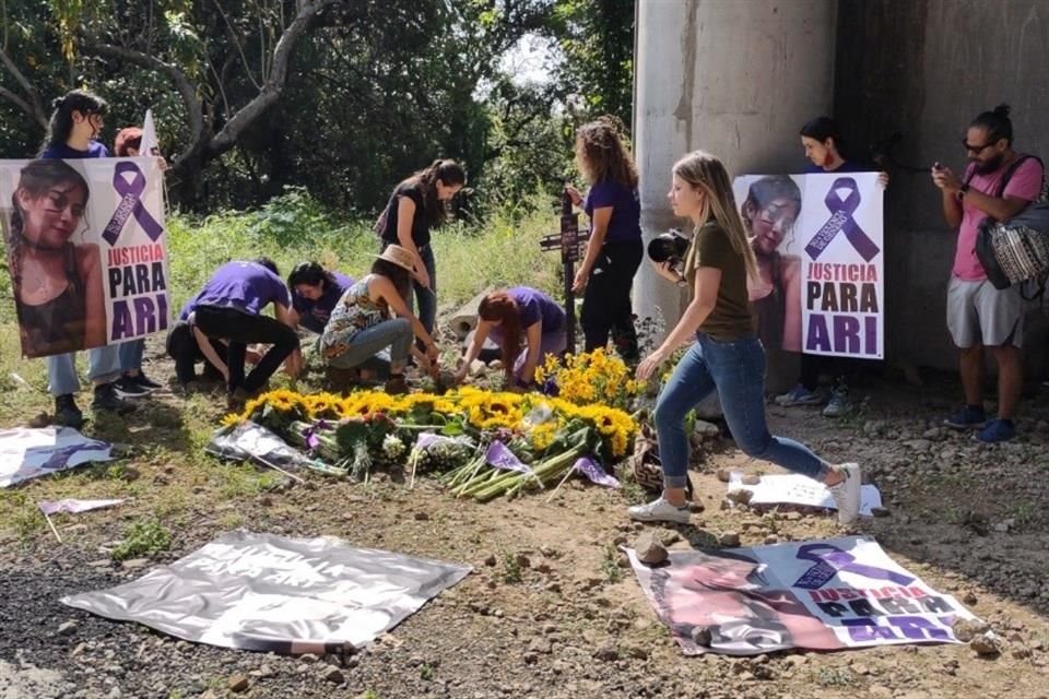 Con girasoles en mano, la flor favorita de Ariadna Fernanda López, feministas marcharon de la caseta de Tepoztlán, Morelos, hasta el lugar donde fue hallada sin vida.