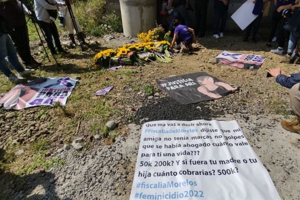 En la manifestación denominada 'Flores para Ari' participaron mujeres de todas las edades que gritaron '¡Ni una más, ni una menos!'.