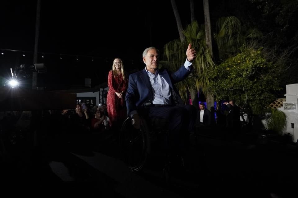 Greg Abbott salió a festejar con sus seguidores en McAllen después de confirmarse su triunfo.