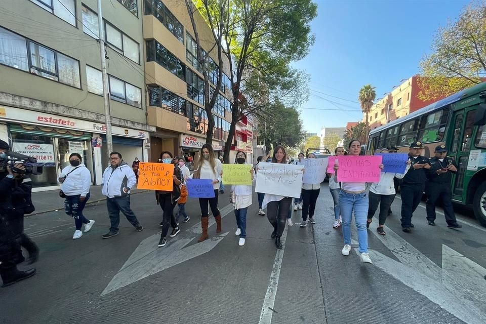 Las manifestantes lanzan la consigna 'los hijos de una son los hijos de todas'.