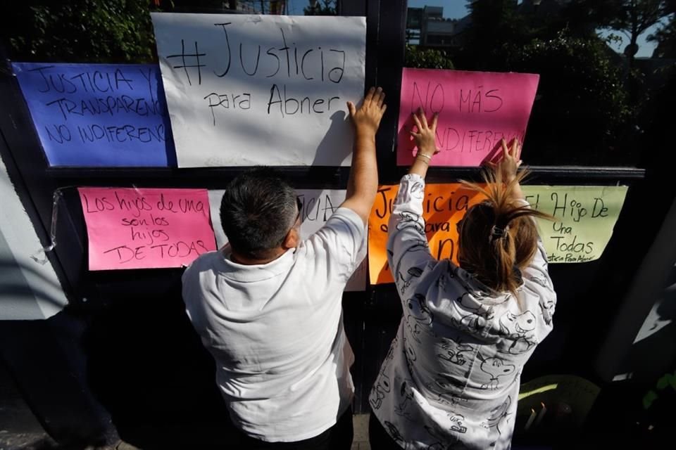 Integrantes del grupo 'Tribus de Mamás' exigieron justicia para Abner, menor fallecido en el Colegio Williams.