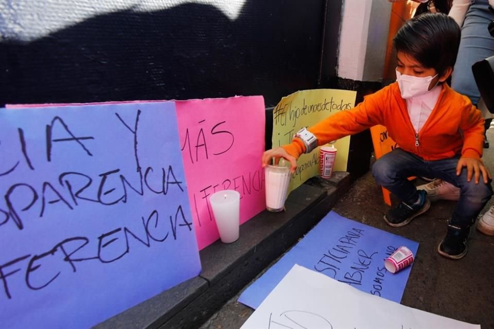 Afuera del Colegio Williams instalaron una ofrenda con veladoras y pancartas para Abner.