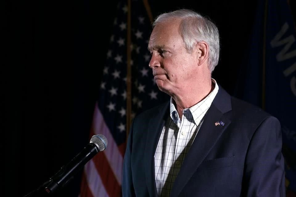 Ron Johnson habla a sus simpatizantes en la noche del martes.