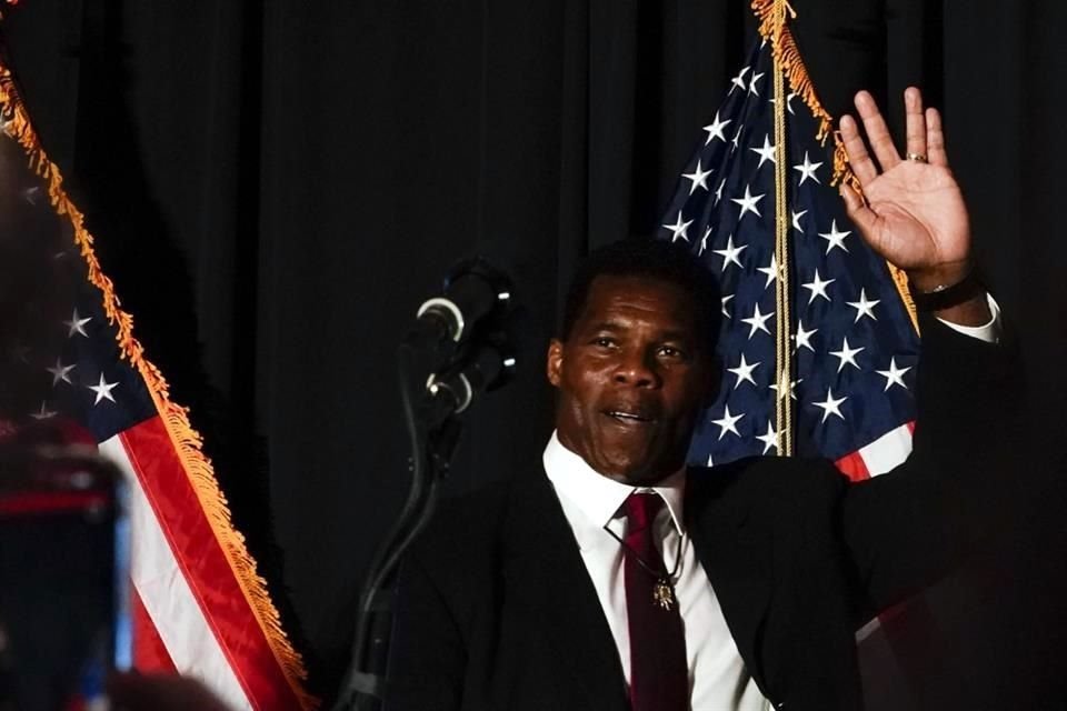 Herschel Walker, candidato republicano, habla después de las elecciones con sus simpatizantes.