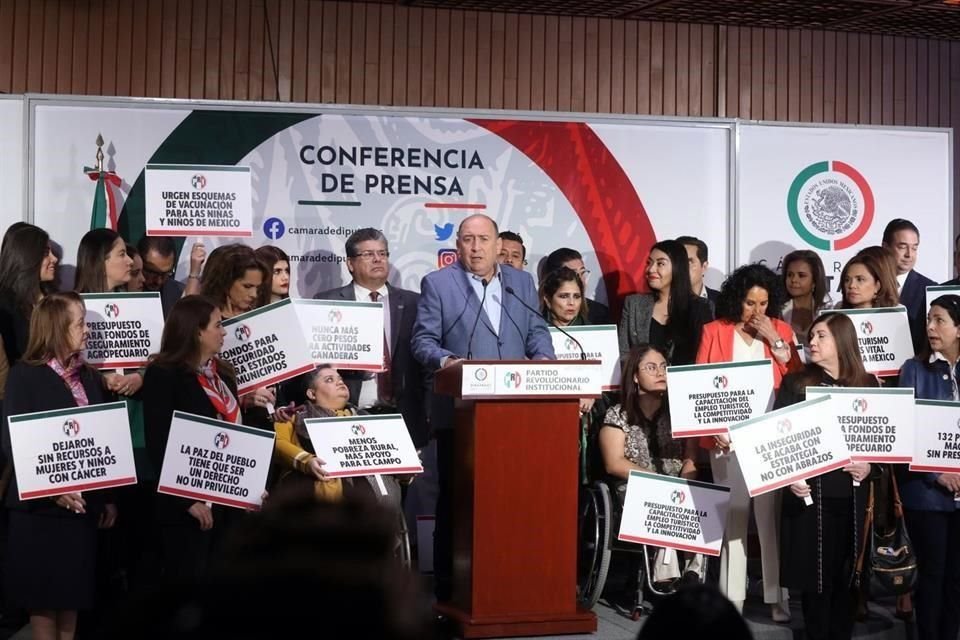 El coordinador de los diputados federales del PRI, Rubén Moreira, en conferencia de prensa en San Lázaro.